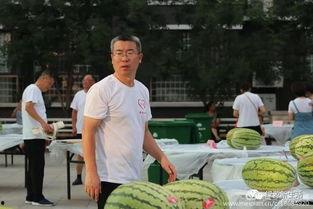 汕头吃瓜现场,全民围观，热闹非凡